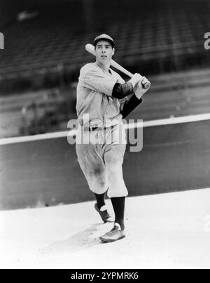 Ein junger New Yorker Yankee Joe DiMaggio, der einen Baseball schlägt, um 1930 Stockfoto