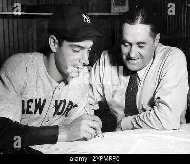 Joe DiMaggio und New York Yankee Manager Joe McCarthy, 15. Juli 1941 Stockfoto
