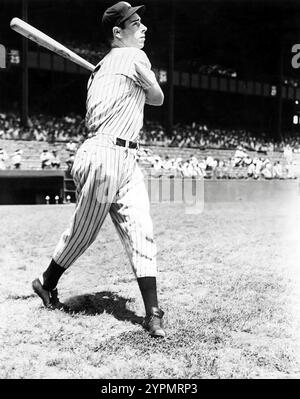 Joe DiMaggio schlägt einen Baseball Stockfoto