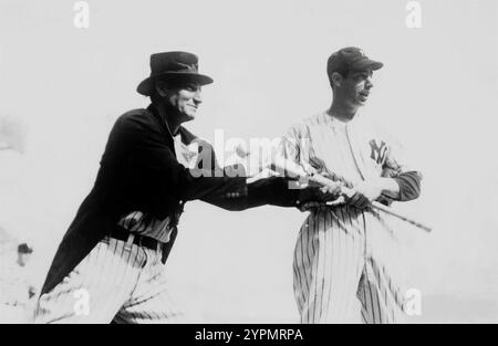 Joe DiMaggio mit Al Schacht, bekannt als der Clown Prince of Baseball für seine Comic-Mätzchen, um 1939 Stockfoto