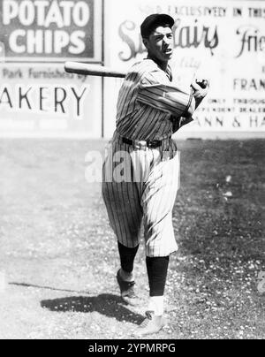 Joe DiMaggio, der New York Yankees Superstar, schlägt einen Baseball, 1930er Stockfoto