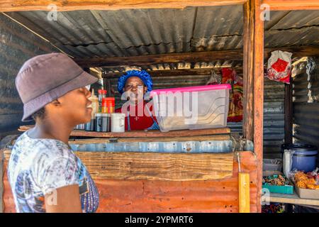 Tuck Shop, Spaza Shop, Straßenverkäufer, kleiner Einzelhändler in einer Hütte, der Snacks verkauft, und Fast Food in einer informellen Siedlung, Stockfoto