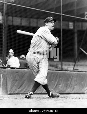 New York Yankee Joe DiMaggio schlägt einen Baseball, um 1940 Stockfoto