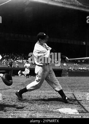 New York Yankee Joe DiMaggio trifft einen Baseball, Yankee Stadium 1938 Stockfoto