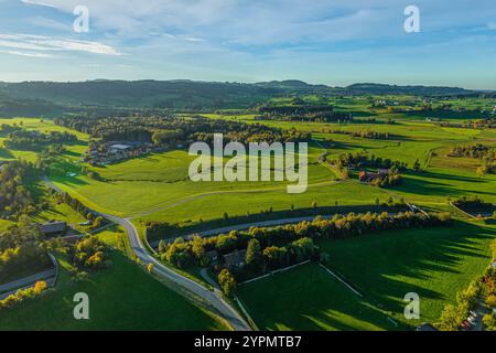 Die Region Waltenhofen im Allgäuer Seengebiet im Oberallgäu von oben an einem idyllischen Oktoberabend Stockfoto