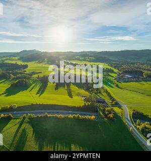 Die Region Waltenhofen im Allgäuer Seengebiet im Oberallgäu von oben an einem idyllischen Oktoberabend Stockfoto