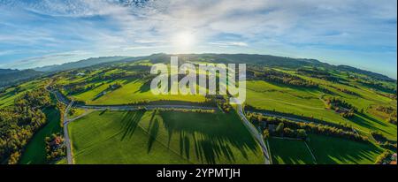 Die Region Waltenhofen im Allgäuer Seengebiet im Oberallgäu von oben an einem idyllischen Oktoberabend Stockfoto