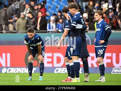 1. Dezember 2024, Baden-Württemberg, Karlsruhe: Fußball: Bundesliga 2, Karlsruher SC - Hamburger SV, Spieltag 14, BBBank Wildpark. Karlsruher Spieler stehen nach der 1:3 Niederlage auf dem Spielfeld. Foto: Uli Deck/dpa - WICHTIGER HINWEIS: Gemäß den Vorschriften der DFL Deutschen Fußball-Liga und des DFB Deutschen Fußball-Bundes ist es verboten, im Stadion und/oder im Spiel aufgenommene Fotografien in Form von sequenziellen Bildern und/oder videoähnlichen Fotoserien zu verwenden oder zu nutzen. Stockfoto