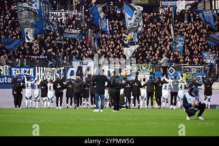 1. Dezember 2024, Baden-Württemberg, Karlsruhe: Fußball: Bundesliga 2, Karlsruher SC - Hamburger SV, Spieltag 14, BBBank Wildpark. Das Hamburger Team feiert am Ende des Spiels ihren 1:3 Sieg. Foto: Uli Deck/dpa - WICHTIGER HINWEIS: Gemäß den Vorschriften der DFL Deutschen Fußball-Liga und des DFB Deutschen Fußball-Bundes ist es verboten, im Stadion und/oder im Spiel aufgenommene Fotografien in Form von sequenziellen Bildern und/oder videoähnlichen Fotoserien zu verwenden oder zu nutzen. Stockfoto