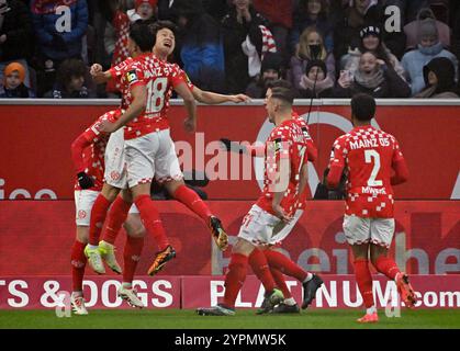 Mainz, Deutschland. Dezember 2024. Fußball, Bundesliga, FSV Mainz 05 - TSG 1899 Hoffenheim, Spieltag 12, Mewa Arena. Das Mainzer Team feiert nach dem 1:0-Treffer. Hinweis: Torsten Silz/dpa - WICHTIGER HINWEIS: Gemäß den Vorschriften der DFL Deutschen Fußball-Liga und des DFB Deutschen Fußball-Bundes ist es verboten, im Stadion und/oder des Spiels aufgenommene Fotografien in Form von sequenziellen Bildern und/oder videoähnlichen Fotoserien zu verwenden oder zu verwenden./dpa/Alamy Live News Stockfoto