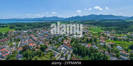 Blick auf die Kurstadt Prien am Westufer des Chiemsees im Chiemgau im Sommer Stockfoto