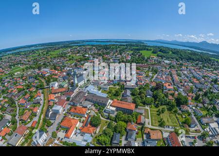 Blick auf die Kurstadt Prien am Westufer des Chiemsees im Chiemgau im Sommer Stockfoto