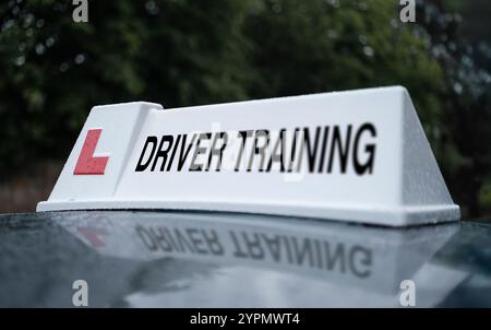 Ein Schild für Fahrerschulungen auf dem Dach Eines Fahrzeugs in Großbritannien Stockfoto