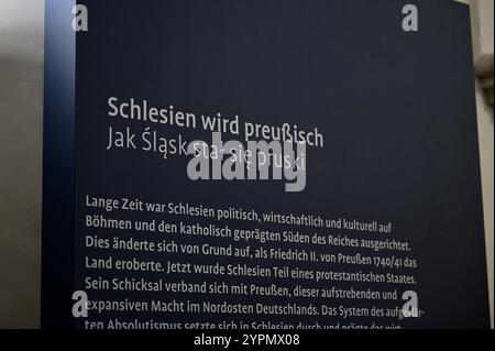 Schriftzug Schlesien wird preußisch im Schlesischen Museum zu Görlitz. Görlitz, 30.11.2024 Sachsen Deutschland *** Schlesien wird preußische Schrift im Schlesischen Museum Görlitz, 30 11 2024 Sachsen Deutschland Copyright: XMatthiasxWehnertx Stockfoto