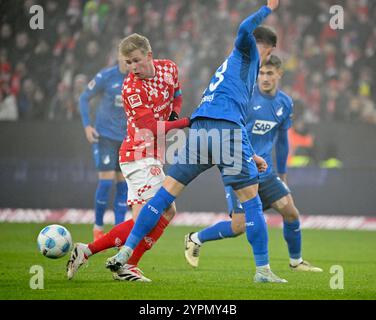 Mainz, Deutschland. Dezember 2024. Fußball, Bundesliga, FSV Mainz 05 - TSG 1899 Hoffenheim, Spieltag 12, Mewa Arena. Mainzer Jonathan Burkhardt (l) spielt gegen Hoffenheims Pavel Kaderabek. Hinweis: Torsten Silz/dpa - WICHTIGER HINWEIS: Gemäß den Vorschriften der DFL Deutschen Fußball-Liga und des DFB Deutschen Fußball-Bundes ist es verboten, im Stadion und/oder des Spiels aufgenommene Fotografien in Form von sequenziellen Bildern und/oder videoähnlichen Fotoserien zu verwenden oder zu verwenden./dpa/Alamy Live News Stockfoto