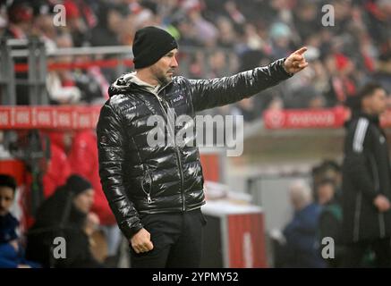 Mainz, Deutschland. Dezember 2024. Fußball, Bundesliga, FSV Mainz 05 - TSG 1899 Hoffenheim, Spieltag 12, Mewa Arena. Hoffenheim-Trainer Christian Ilzer gestikuliert auf der Touchline. Hinweis: Torsten Silz/dpa - WICHTIGER HINWEIS: Gemäß den Vorschriften der DFL Deutschen Fußball-Liga und des DFB Deutschen Fußball-Bundes ist es verboten, im Stadion und/oder des Spiels aufgenommene Fotografien in Form von sequenziellen Bildern und/oder videoähnlichen Fotoserien zu verwenden oder zu verwenden./dpa/Alamy Live News Stockfoto