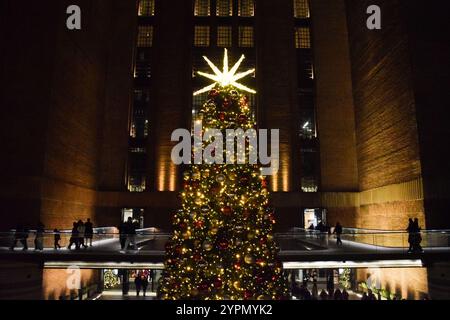 London, Großbritannien. November 2024 30. Der diesjährige Weihnachtsbaum im Battersea Power Station. (Credit Image: © Vuk Valcic/SOPA Images via ZUMA Press Wire) NUR REDAKTIONELLE VERWENDUNG! Nicht für kommerzielle ZWECKE! Stockfoto