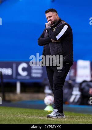 Mitch Austin, Stadtrat von Harborough, war beim zweiten Spiel des Emirates FA Cup im Select Car Leasing Stadium in Reading an der Touchline. Bilddatum: Sonntag, 1. Dezember 2024. Stockfoto