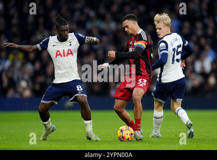 Fulhams Antonee Robinson (Mitte) kämpft um den Ball mit Yves Bissouma (links) und Lucas Bergvall (rechts) während des Premier League-Spiels im Tottenham Hotspur Stadium in London. Bilddatum: Sonntag, 1. Dezember 2024. Stockfoto