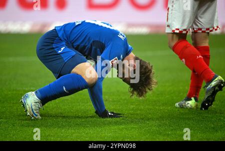 Mainz, Deutschland. Dezember 2024. Fußball, Bundesliga, FSV Mainz 05 - TSG 1899 Hoffenheim, Spieltag 12, Mewa Arena. Hoffenheims Jacob Brunn Larsen nach einer verpassten Chance. Hinweis: Torsten Silz/dpa - WICHTIGER HINWEIS: Gemäß den Vorschriften der DFL Deutschen Fußball-Liga und des DFB Deutschen Fußball-Bundes ist es verboten, im Stadion und/oder des Spiels aufgenommene Fotografien in Form von sequenziellen Bildern und/oder videoähnlichen Fotoserien zu verwenden oder zu verwenden./dpa/Alamy Live News Stockfoto