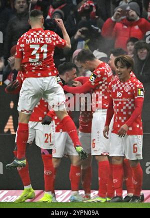 Mainz, Deutschland. Dezember 2024. Fußball, Bundesliga, FSV Mainz 05 - TSG 1899 Hoffenheim, Spieltag 12, Mewa Arena. Das Mainzer Team feiert nach dem 2:0-Treffer. Hinweis: Torsten Silz/dpa - WICHTIGER HINWEIS: Gemäß den Vorschriften der DFL Deutschen Fußball-Liga und des DFB Deutschen Fußball-Bundes ist es verboten, im Stadion und/oder des Spiels aufgenommene Fotografien in Form von sequenziellen Bildern und/oder videoähnlichen Fotoserien zu verwenden oder zu verwenden./dpa/Alamy Live News Stockfoto