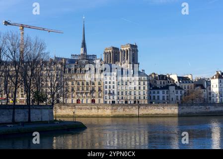 Paris, Frankreich, 11.30.2024 Blick vom Ufer der seine auf der Notre Dame an einem sonnigen Herbsttag Stockfoto