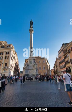 Rom, Italien - 1. November 2024: Kolonne der Unbefleckten Empfängnis (italienisch Colonna dell'Immacolata Concezione) auf dem Platz Spanien Stockfoto