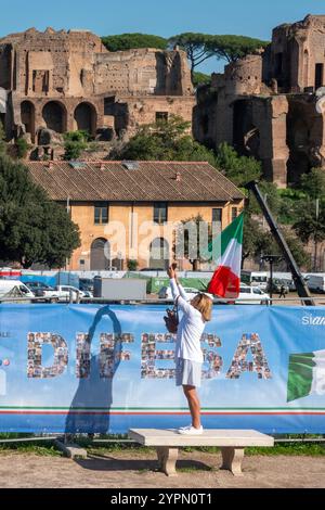Rom, Italien - 3. November 2024: Eine Touristin hält Erinnerungen mit ihrer Kamera fest, während sie auf einer Bank in Rom steht. Stockfoto