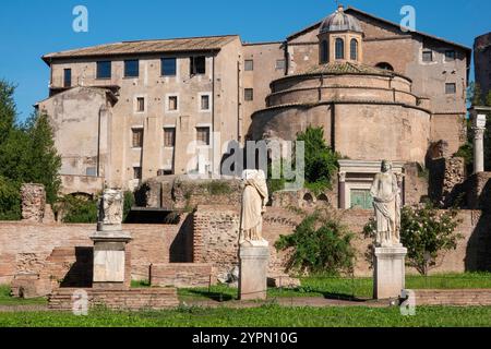 Rom, Italien - 4. November 2024: Beeindruckende architektonische Überreste von wunderschönen Gebäuden im Forum Romanum, das sich in der Altstadt von Rom befindet. Stockfoto