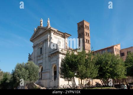 Rom, Italien - 4. November 2024: Santa Francesca Romana ist eine katholische Kirche, die neben dem Forum Romanum in Rom steht. Stockfoto