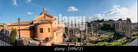 Rom, Italien - 4. November 2024: Beeindruckende architektonische Überreste von wunderschönen Gebäuden im Forum Romanum in der Altstadt von Rom. Stockfoto