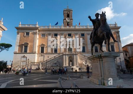 Rom, Italien - 4. November 2024: Touristen an der Piazza del Campidoglio auf dem Kapitolshügel, mit der Reiterstatue von Marcus Aurelius. Stockfoto