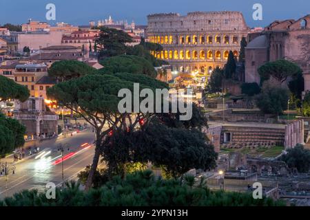 Rom, Italien - 4. November 2024: Nächtlicher Blick auf Rom, Italien, mit beleuchtetem Forum Romanum und Kolosseum. Stockfoto