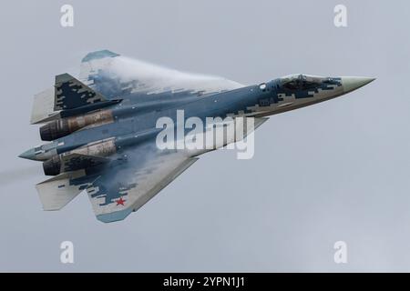 Ein Sukhoi Su-57 Verbrecher-Stealth-Mehrzweckjäger, der vom Sukhoi Design Bureau aus Russland auf der Airshow China in Zhuhai betrieben wird Stockfoto