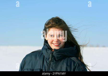 Glückliches Teenager-Mädchen im Winterporträt draußen Stockfoto