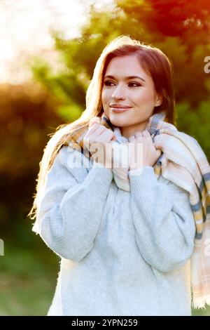 Attraktive Frau im freien Stockfoto