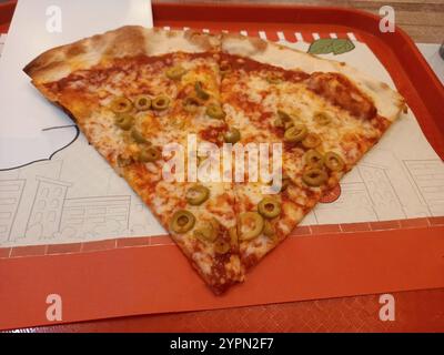 Pizza mit gelbem Käse und Gemüse auf der Pizza Stockfoto