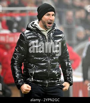 Mainz, Deutschland. Dezember 2024. Fußball, Bundesliga, FSV Mainz 05 - TSG 1899 Hoffenheim, Spieltag 12, Mewa Arena. Hoffenheim-Trainer Christian Ilzer an der Touchline. Hinweis: Torsten Silz/dpa - WICHTIGER HINWEIS: Gemäß den Vorschriften der DFL Deutschen Fußball-Liga und des DFB Deutschen Fußball-Bundes ist es verboten, im Stadion und/oder des Spiels aufgenommene Fotografien in Form von sequenziellen Bildern und/oder videoähnlichen Fotoserien zu verwenden oder zu verwenden./dpa/Alamy Live News Stockfoto