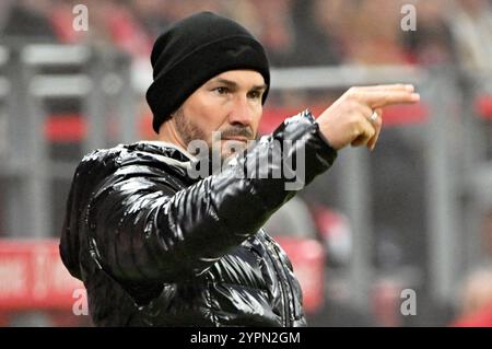 Mainz, Deutschland. Dezember 2024. Fußball, Bundesliga, FSV Mainz 05 - TSG 1899 Hoffenheim, Spieltag 12, Mewa Arena. Hoffenheim-Trainer Christian Ilzer an der Touchline. Hinweis: Torsten Silz/dpa - WICHTIGER HINWEIS: Gemäß den Vorschriften der DFL Deutschen Fußball-Liga und des DFB Deutschen Fußball-Bundes ist es verboten, im Stadion und/oder des Spiels aufgenommene Fotografien in Form von sequenziellen Bildern und/oder videoähnlichen Fotoserien zu verwenden oder zu verwenden./dpa/Alamy Live News Stockfoto