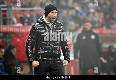 Mainz, Deutschland. Dezember 2024. Fußball, Bundesliga, FSV Mainz 05 - TSG 1899 Hoffenheim, Spieltag 12, Mewa Arena. Hoffenheim-Trainer Christian Ilzer an der Touchline. Hinweis: Torsten Silz/dpa - WICHTIGER HINWEIS: Gemäß den Vorschriften der DFL Deutschen Fußball-Liga und des DFB Deutschen Fußball-Bundes ist es verboten, im Stadion und/oder des Spiels aufgenommene Fotografien in Form von sequenziellen Bildern und/oder videoähnlichen Fotoserien zu verwenden oder zu verwenden./dpa/Alamy Live News Stockfoto