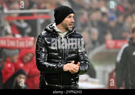 Mainz, Deutschland. Dezember 2024. Fußball, Bundesliga, FSV Mainz 05 - TSG 1899 Hoffenheim, Spieltag 12, Mewa Arena. Hoffenheim-Trainer Christian Ilzer an der Touchline. Hinweis: Torsten Silz/dpa - WICHTIGER HINWEIS: Gemäß den Vorschriften der DFL Deutschen Fußball-Liga und des DFB Deutschen Fußball-Bundes ist es verboten, im Stadion und/oder des Spiels aufgenommene Fotografien in Form von sequenziellen Bildern und/oder videoähnlichen Fotoserien zu verwenden oder zu verwenden./dpa/Alamy Live News Stockfoto