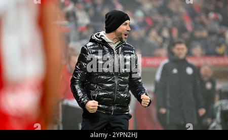 Mainz, Deutschland. Dezember 2024. Fußball, Bundesliga, FSV Mainz 05 - TSG 1899 Hoffenheim, Spieltag 12, Mewa Arena. Hoffenheim-Trainer Christian Ilzer an der Touchline. Hinweis: Torsten Silz/dpa - WICHTIGER HINWEIS: Gemäß den Vorschriften der DFL Deutschen Fußball-Liga und des DFB Deutschen Fußball-Bundes ist es verboten, im Stadion und/oder des Spiels aufgenommene Fotografien in Form von sequenziellen Bildern und/oder videoähnlichen Fotoserien zu verwenden oder zu verwenden./dpa/Alamy Live News Stockfoto