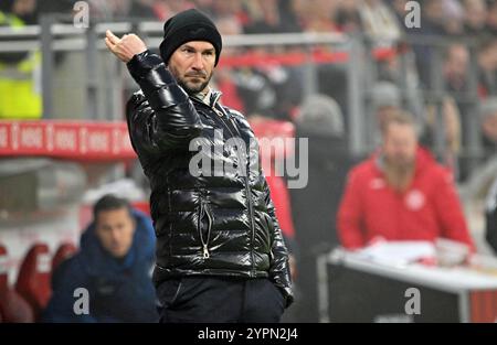 Mainz, Deutschland. Dezember 2024. Fußball, Bundesliga, FSV Mainz 05 - TSG 1899 Hoffenheim, Spieltag 12, Mewa Arena. Hoffenheim-Trainer Christian Ilzer an der Touchline. Hinweis: Torsten Silz/dpa - WICHTIGER HINWEIS: Gemäß den Vorschriften der DFL Deutschen Fußball-Liga und des DFB Deutschen Fußball-Bundes ist es verboten, im Stadion und/oder des Spiels aufgenommene Fotografien in Form von sequenziellen Bildern und/oder videoähnlichen Fotoserien zu verwenden oder zu verwenden./dpa/Alamy Live News Stockfoto