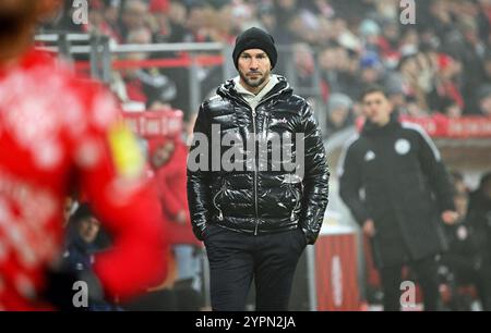 Mainz, Deutschland. Dezember 2024. Fußball, Bundesliga, FSV Mainz 05 - TSG 1899 Hoffenheim, Spieltag 12, Mewa Arena. Hoffenheim-Trainer Christian Ilzer an der Touchline. Hinweis: Torsten Silz/dpa - WICHTIGER HINWEIS: Gemäß den Vorschriften der DFL Deutschen Fußball-Liga und des DFB Deutschen Fußball-Bundes ist es verboten, im Stadion und/oder des Spiels aufgenommene Fotografien in Form von sequenziellen Bildern und/oder videoähnlichen Fotoserien zu verwenden oder zu verwenden./dpa/Alamy Live News Stockfoto