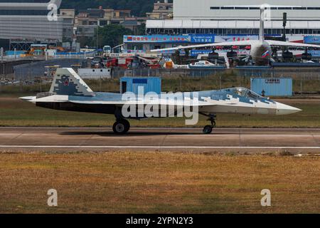 Ein Sukhoi Su-57 Verbrecher-Stealth-Mehrzweckjäger, der vom Sukhoi Design Bureau aus Russland auf der Airshow China in Zhuhai betrieben wird Stockfoto