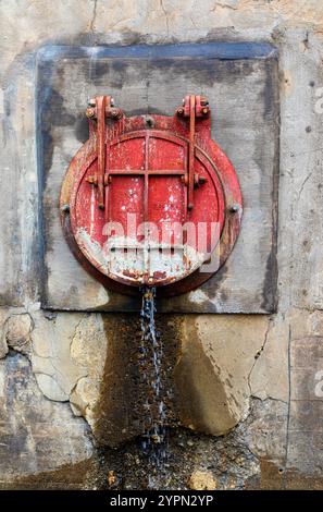 Abfluss am Grand River, Cambridge, Ontario, Kanada. Stockfoto