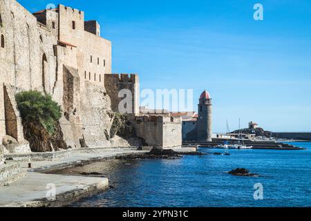 Die Festung Chateau Royale in der Altstadt von Collioure, Cote Vermeille, Languedoc-Roussillon, Frankreich Stockfoto