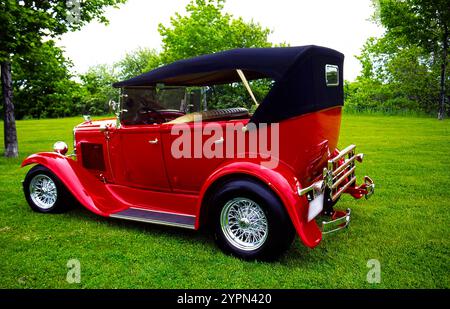 1930 Modell A Ford Phaeton auf Gras. Stockfoto