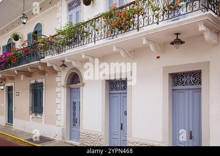 Panama City, Panama, 16. Mai 2014: Charmantes Kolonialgebäude mit blumengeschmücktem Balkon Stockfoto