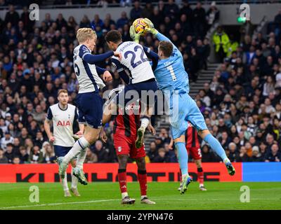 London, Großbritannien. Dezember 2024. London, England - 1. Dezember 2024: Bernd Leno (rechts) unter Druck von Lucas Bergvall (links) und Brennan Johnson (Mitte) während des Spiels der Premier League 2024/25 zwischen Tottenham Hotspur FC und Fulham FC im Tottenham Hotspur Stadium am 1. Dezember 2024 in London. (Foto: David Horton/SPP) (David Horton/SPP) Credit: SPP Sport Press Photo. /Alamy Live News Stockfoto